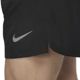 Short deportivo Nike Dri-Fit Challenger de color negro, con cintura elástica y logo reflectante de la marca en el lateral.