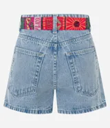 Short de jean azul con corte slim, cierre de botón y cremallera, bolsillos delanteros y traseros, y cinturón tipo pañuelo estampado multicolor incluido.