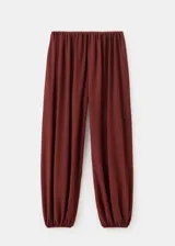 Pantalón balloon de tiro medio, color bordó, con cintura ajustable elastizada y bajos con goma elástica.