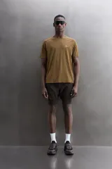 Pantalones cortos de entrenamiento 2 en 1 de color marrón, confeccionados por Zara Athleticz en tejido técnico ligero y elástico con malla interior. Cuenta con cintura elástica ajustable con cordón y bolsillos laterales.