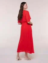 Vestido midi Sandra Darren de gasa plisada color rojo, con escote en V cruzado, mangas cortas fluidas y lazo ajustable en la cintura.