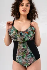 Malla entera con estampado de hojas y animal print, con volados en el escote y breteles regulables.