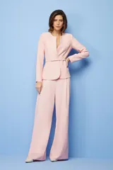 Blazer rosado con corte entallado, cuello mao, mangas largas y cierre cruzado con lazo.
