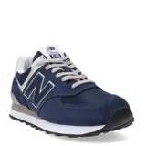 Championes New Balance modelo 574, confeccionados en una combinación de gamuza y malla en color azul marino. Presentan el logo N característico en los laterales, entresuela con tecnología ENCAP para mayor amortiguación y suela de goma resistente.