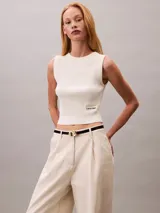Sweater sin mangas de calce ajustado, confeccionado en tejido de punto acanalado con cuello redondo. Presenta un pequeño bordado con el logo de la marca en el lateral inferior.