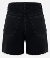 Short midi de jean azul con tiro medio, bolsillos frontales y traseros, trabillas para cinturón y detalle de tachas metálicas aplicadas en los laterales y bolsillos. El diseño se completa con un dobladillo deshilachado.