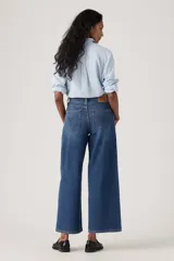 Jeans de mezclilla azul con diseño wide leg, tiro medio y corte al tobillo.