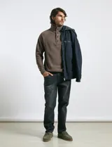 Campera técnica de tejido elástico en color azul marino, con capucha ajustable, cierre frontal y bolsillos laterales con cierre. Cuenta con forro interior de micro polar y ajuste en el ruedo.