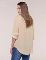 Camisa de rayas finas verticales en tonos amarillo y blanco, de corte clásico y silueta holgada. Cuenta con cuello camisero, cartera frontal de botones, un bolsillo plaqué en el pecho con rayas horizontales a contraste, mangas largas con presilla y ruedo curvo.