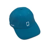 Gorra tipo dad hat color azul, confeccionada en tela deportiva liviana con protección UV, secado rápido y repelente al agua. Presenta un diseño minimalista con el logo de la marca bordado en el frente y el nombre de la marca en el lateral.