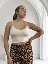 Musculosa de lycra con tirantes finos.