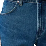 Pantalón de jean Wrangler en color azul con lavado clásico, corte recto y cierre frontal con botón y cremallera.