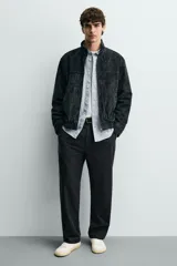 Zapatilla deportiva tipo barefoot confeccionada en piel color blanco roto con apliques de gamuza en tonos grises. Posee puntera redondeada y ancha, cierre mediante cordones al tono y suela de goma flexible en color caramelo con tecnología drop 0.