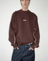 Buzo marrón de corte holgado con cuello redondo y detalle de línea blanca ondulada en las mangas.