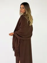 Pashmina bordó con hilo brillante y terminación de flecos en los extremos.