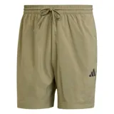 Short de hombre Adidas Essentials Small Logo Chelsea, color verde militar, con cintura elástica con cordón de ajuste y pequeño logo estampado en la pierna izquierda.