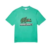 Remera verde con estampado del logo de Lacoste pixelado al estilo Minecraft y el logo de Minecraft debajo.
