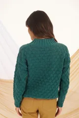 Sweater de punto color verde con textura calada.