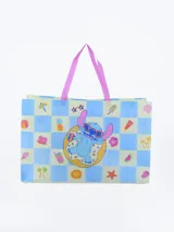 Bolsa de compras laminada con diseño estampado de Stitch en la playa, sobre un fondo a cuadros con motivos veraniegos.