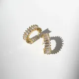 Par de aros dorados tipo argolla, con pasante y fru fru. Cubiertos de cristales blancos.