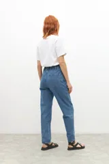Pantalón de jean celeste, corte paperbag, tiro alto y corte holgado.