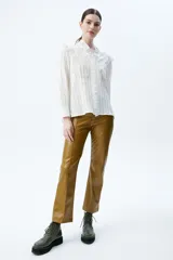 Pantalón de cuero color marrón con corte recto.