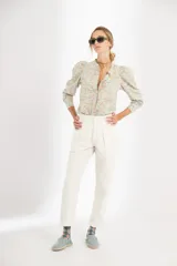 Pantalón recto color crudo, de tiro medio, confeccionado en canvas de algodón prelavado y suavizado. Presenta cierre frontal con gancho y botón interno, bolsillos laterales y traseros.