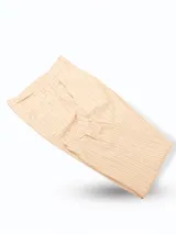 Pantalón bombacha de lino color beige con finas rayas verticales marrones, cierre con botón y bolsillos laterales.