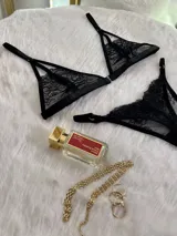 Conjunto de lencería compuesto por bralette de encaje con cierre frontal y tanga colaless de encaje con laterales regulables.