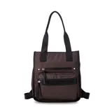 Mochila y cartera híbrida confeccionada en nylon de color beige con detalles y correas en negro. Posee dos asas superiores para llevar al hombro y correas traseras ajustables para usar como mochila. Presenta dos bolsillos frontales con cierre de cremallera y tiradores largos.