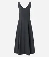 Vestido midi evasé color negro, sin mangas, con escote cuadrado y recortes verticales. Confeccionado en mezcla de viscosa, poliamida y elastano, de la marca Cortelle.