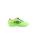 Championes de fútbol Umbro modelo Classico III TF, color verde neón con detalles en negro y naranja. Diseñados con suela multitaco para césped sintético.