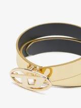 Cinturón rosa metalizado con hebilla metálica ovalada con el logo de la marca.