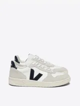 Zapatillas Veja V-10 blancas con detalles en gris y logo lateral en azul marino.