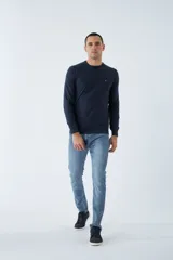 Sweater de tejido de punto con mezcla de algodón y cashmere, de calce regular, con escote redondo a la base, mangas largas y puños y dobladillo acanalados. Presenta un pequeño logo bordado en el pecho.