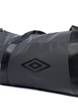 Bolso deportivo Umbro de color azul oscuro, con diseño minimalista y logo de la marca estampado en el frente. Cuenta con correas de mano resistentes y correa ajustable para el hombro.