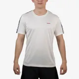Remera deportiva Diadora de hombre, color blanco, con logo pequeño en el pecho y bandas con logos repetidos en las mangas.