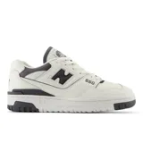 Championes urbanos New Balance modelo 550, color blanco con detalles en gris oscuro. Presentan un diseño de corte bajo con empeine de cuero premium, perforaciones laterales y suela de caucho.
