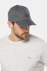 Gorro de lona color gris con visera y logo bordado en el frente.