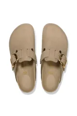 Zueco Birkenstock modelo Boston con hebilla grande dorada, confeccionado en cuero color tabaco con plantilla de corcho y suela de goma negra.