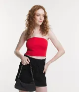 Top corto (cropped) sin breteles, de color rojo, con textura acanalada vertical.