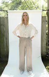 Pantalón de lino de corte sastrero, tiro medio, con pierna recta y pinzas en el frente.