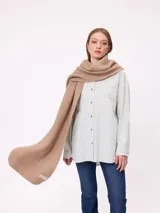 Bufanda de punto color taupe, de textura acanalada y diseño largo y envolvente.