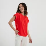 Blusa roja con textura de lunares, cuello redondo y mangas cortas con dobladillo.