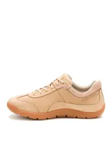 Sneakers Caterpillar modelo Versy Lo, color marrón claro, confeccionados en cuero nobuk con detalles de gamuza, suela de goma y cordones al tono.