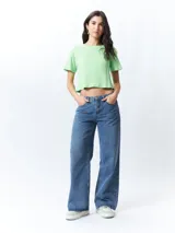 Remera corta negra de manga corta y cuello redondo.