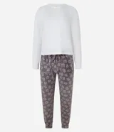Conjunto de pijama largo de plush, compuesto por una remera blanca de manga larga y un pantalón marrón con estampado de ositos.