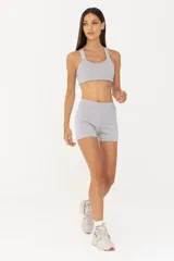 Short deportivo gris de tiro medio, confeccionado en tejido de poliéster y elastano.