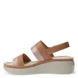 Sandalias de plataforma baja con tiras anchas en color beige y detalles texturizados brillantes. Posee cierre con tira ajustable en el talón y plantilla acolchada.
