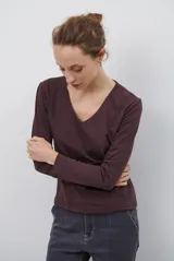 Remera de manga larga con escote en V, confeccionada en algodón de doble capa con diseño ajustado al cuerpo.
